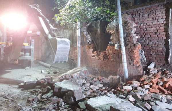 ऋषिकेश में मंदिर की दीवार गिरी, 4 लोग हुए घायल